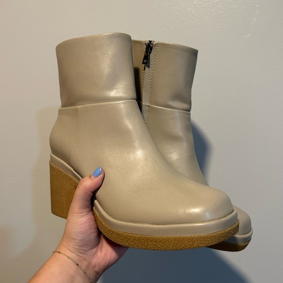 Amazon Essentials Shoes - Amazon Essentials Beige Heeled Boots